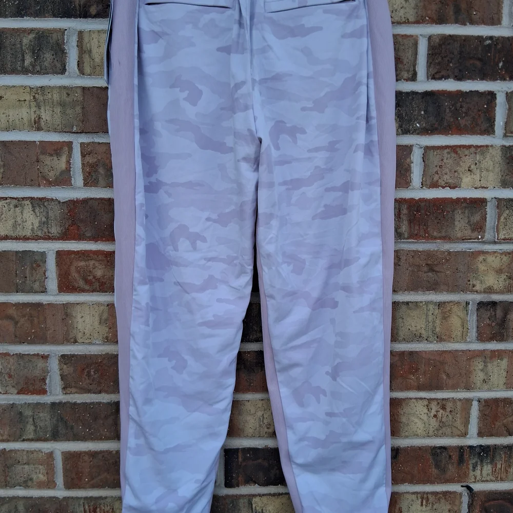 NWT 💕 Athleta Brooklyn Lined Camo Joggers Sz. 6 - Picture 8 of 15
